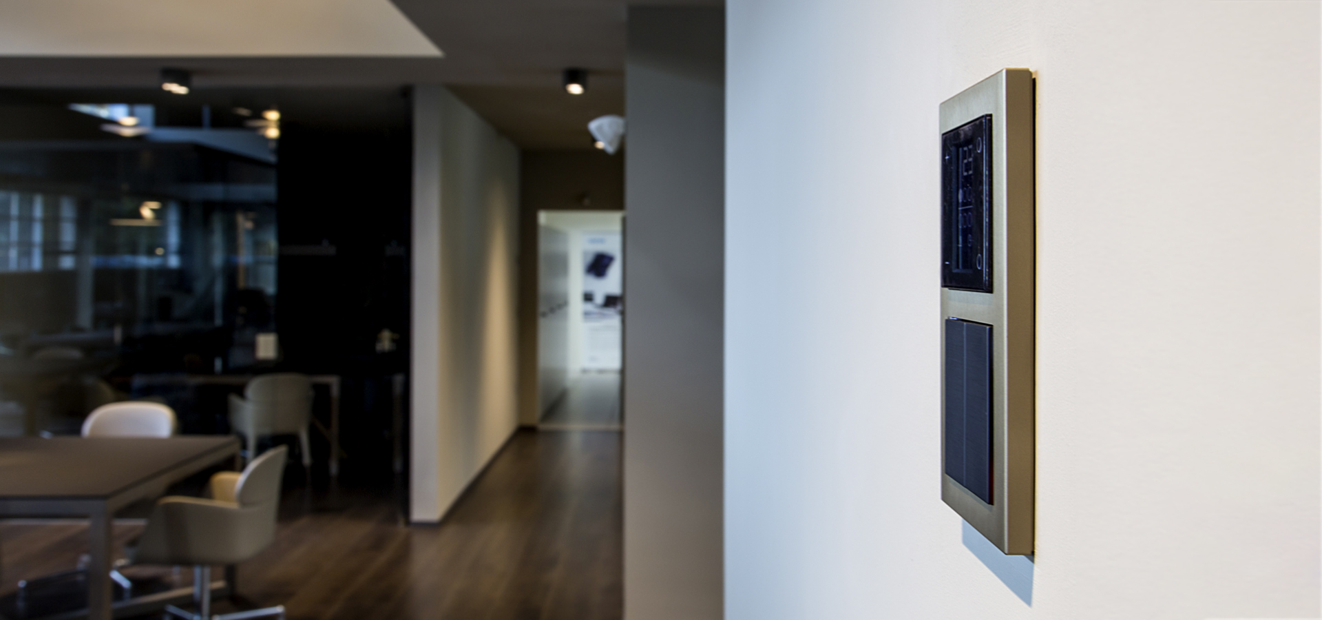 Clear Information Visualization with Backlit LCD Room Controller